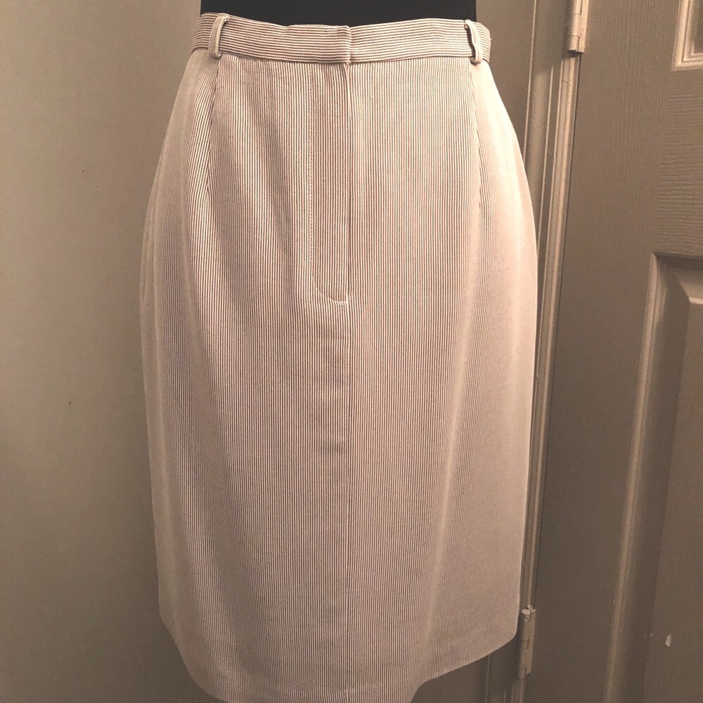Well made tailored skirt of imported fabrics. Zip front, back split. Nearly new.